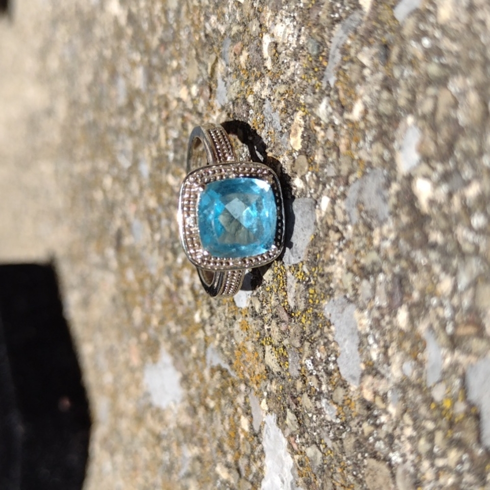 Beautiful 10k white gold rich blue topaz cushion cut ring